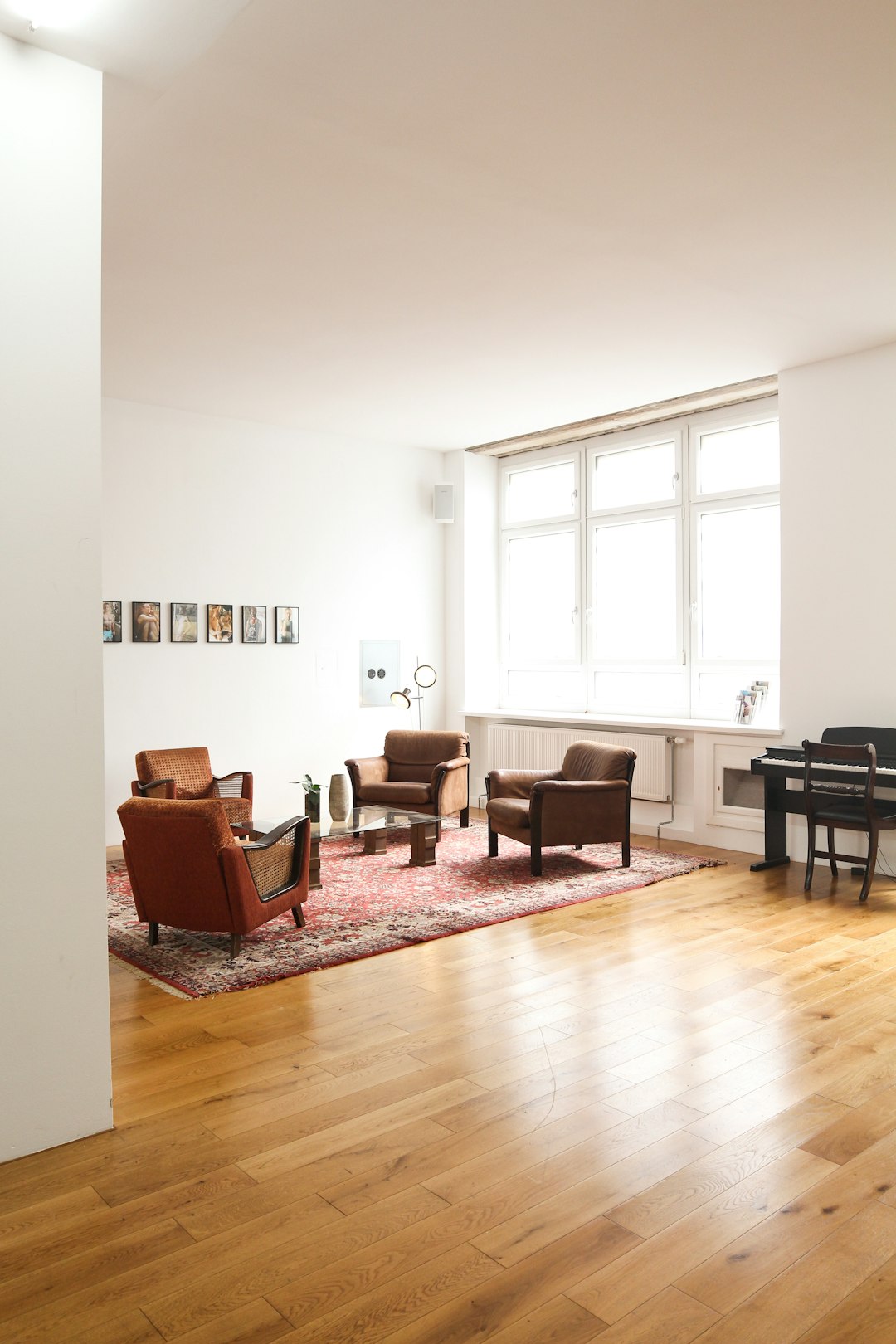 Sol en parquet dans un salon lumineux