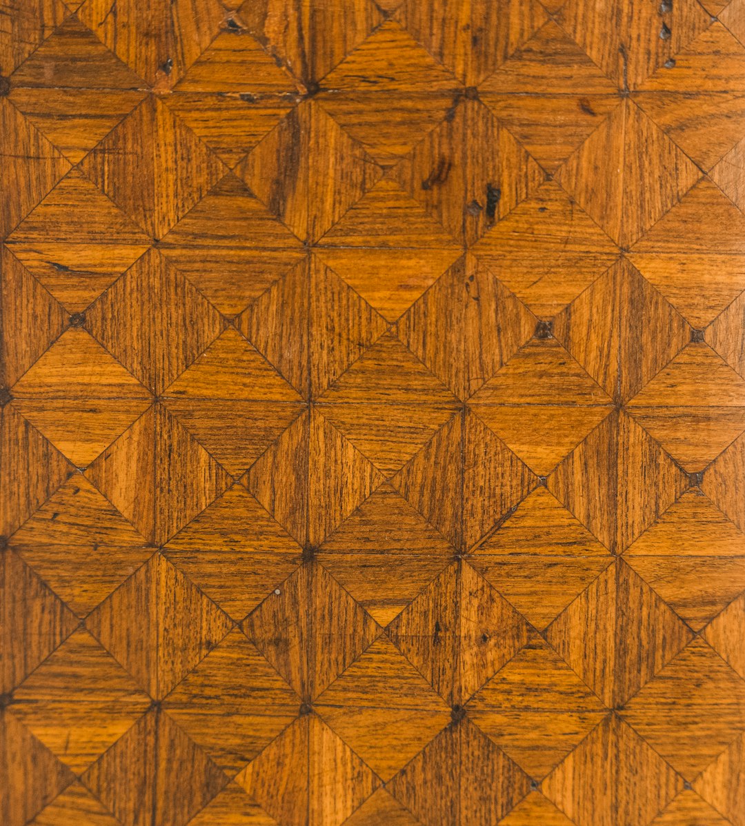 Détail géométrique parquet en bois noble